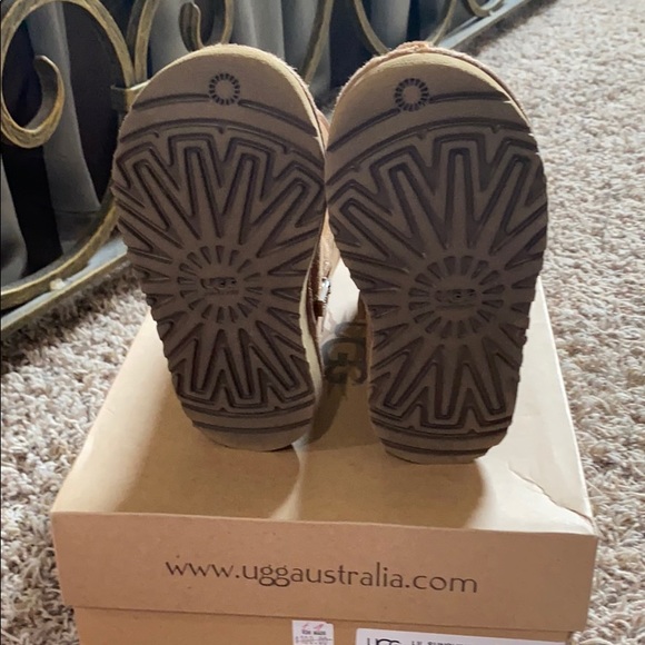 UGG GIRLS BOOTS - Picture 4 of 6